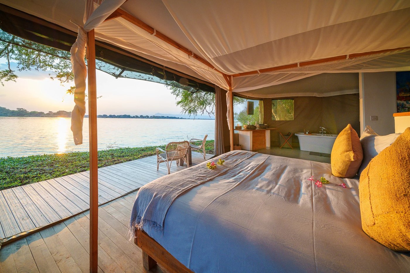 Himmelbett und freistehende Badewanne mit Blick auf den Shire River in Kuthengo Camp