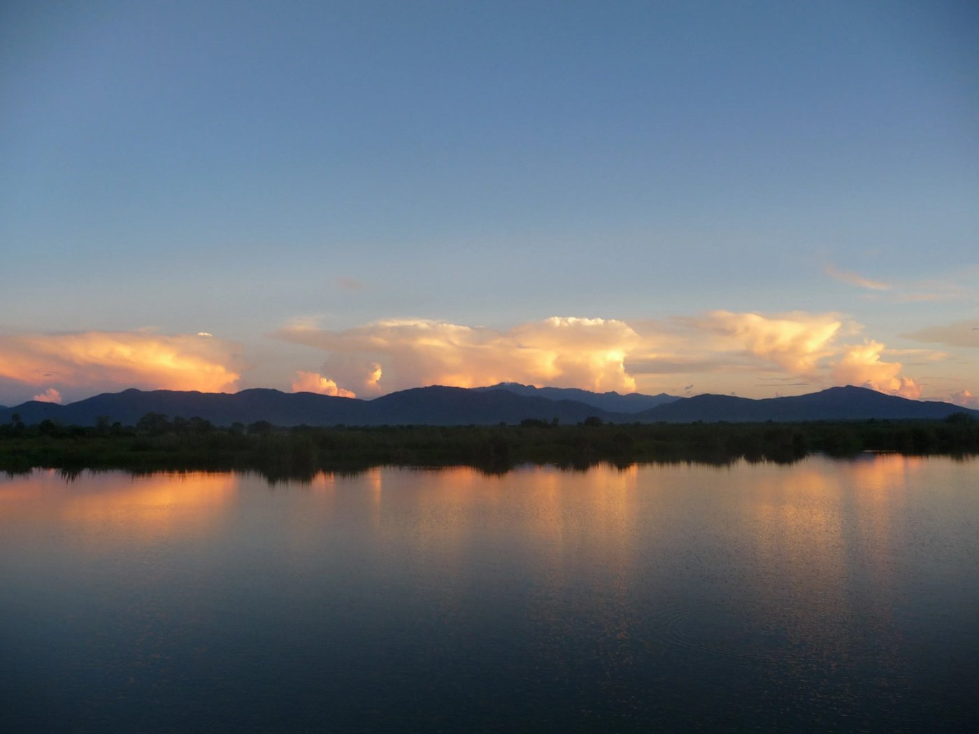 Sonnenuntergang über der Überschwemmungsebene des Shire River in der Nähe von Liwonde Safari Camp