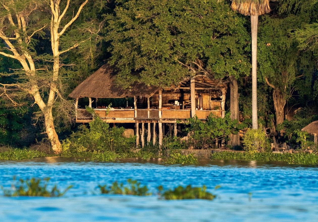 Die strohgedeckte Hauptlounge steht auf Stelzen über dem Shire River in Mvuu Lodge